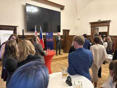 Tichý svět na recepci Britského velvyslanectví v Plzni